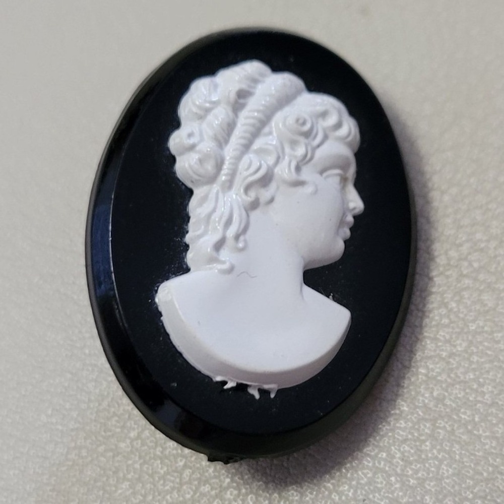 Vintage Unsigned Fashion‎ Plastic White Cameo Woman Lady on Black Brooch Pin